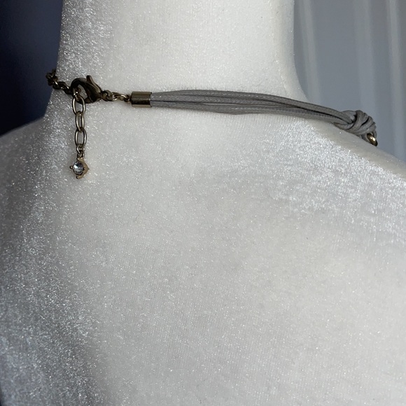 Gray, gold hammered pink stone statement necklace - Picture 4 of 9